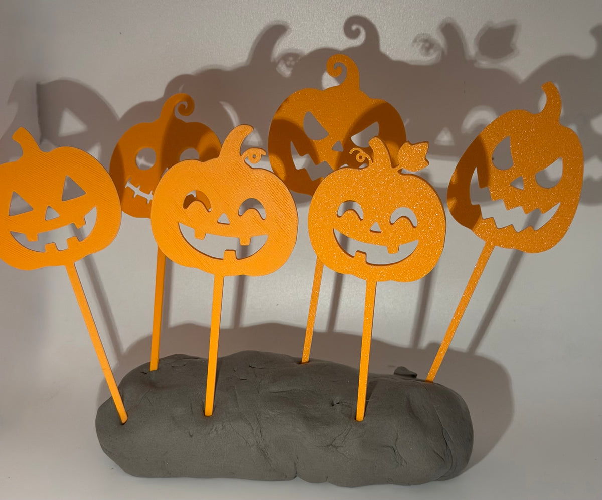 Jack-o'-lantern cake topper detail